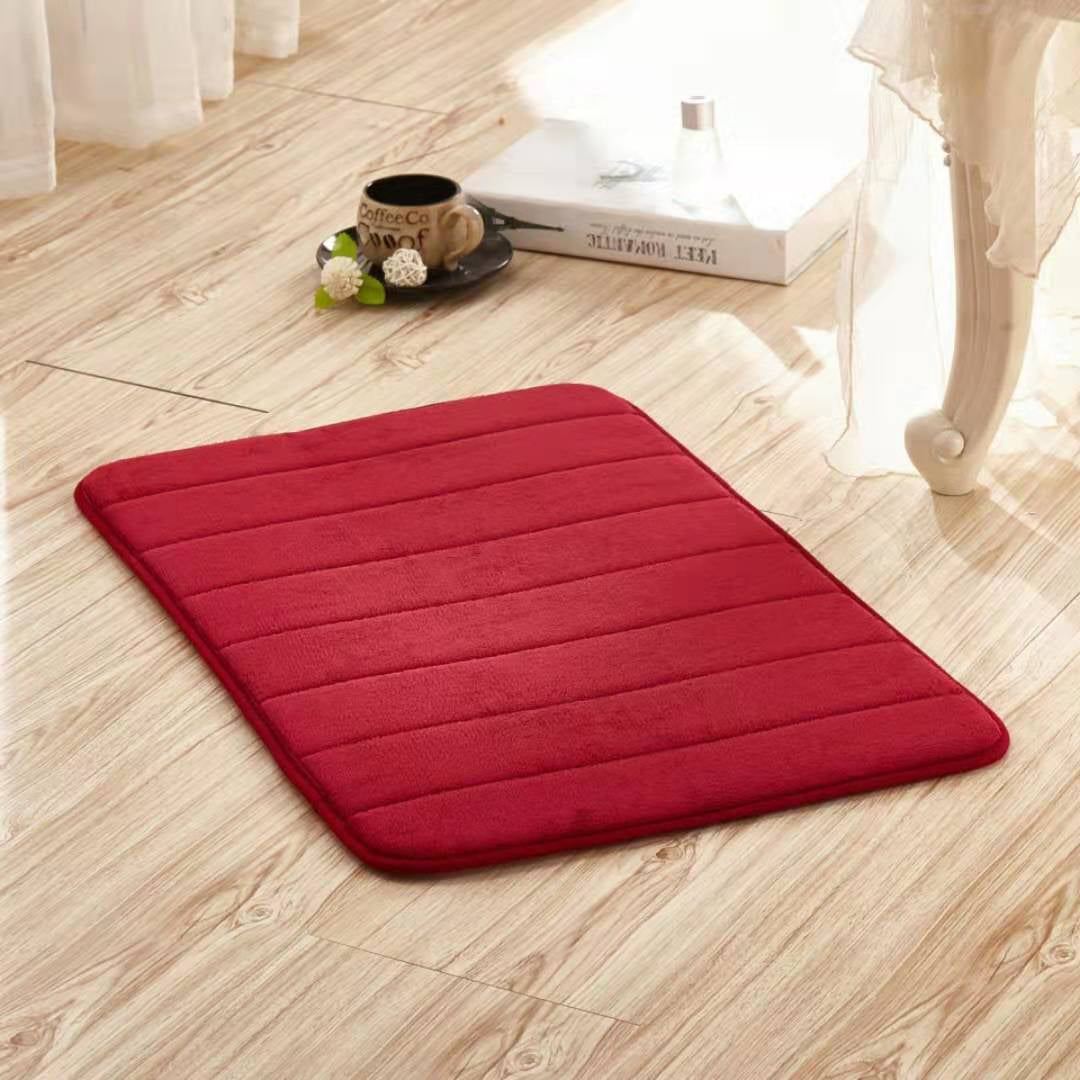 Non slip absorbent bath mat in red color with memory foam cushioning and soft coral velvet surface (Color: Red)