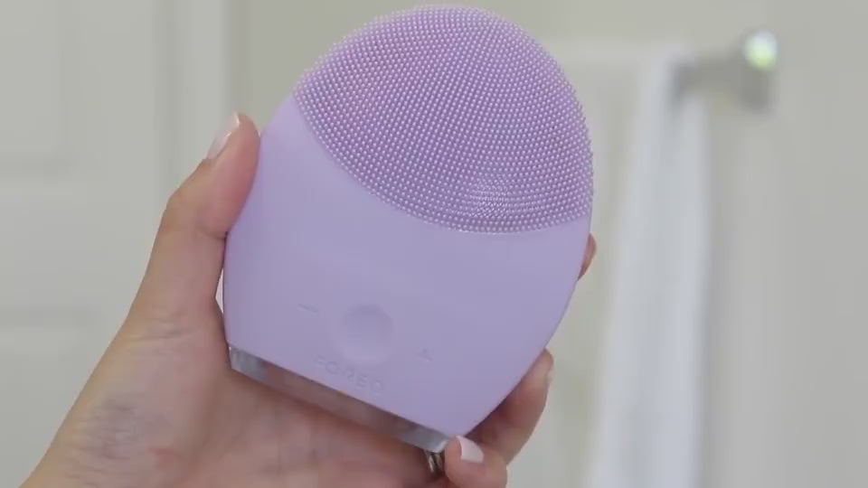 Rechargeable silicone face cleanser device in for deep facial cleansing and gentle skin massage use video