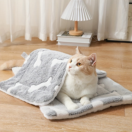 Cat lying down and looking around on a self-warming soft and washable sleeping bed mat for pets, cats and dogs