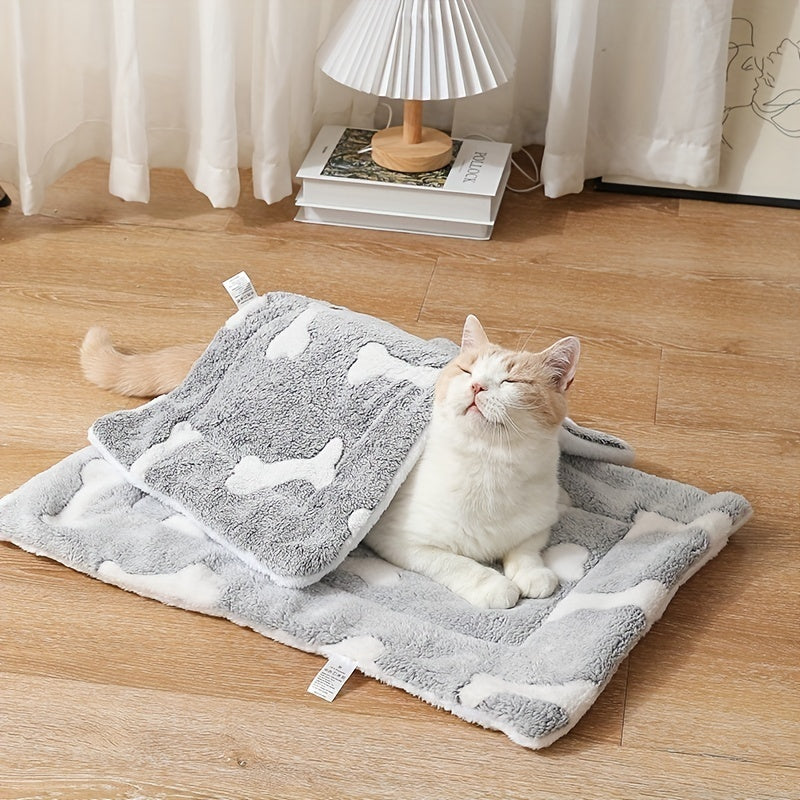 Cat lying down on a self-warming soft and washable sleeping bed mat for pets, cats and dogs